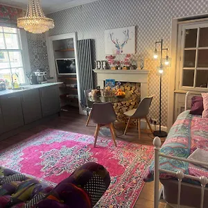 Apartment Georgian At Thomas Street Double Bedroom And Two Single Trundle Beds, Bath